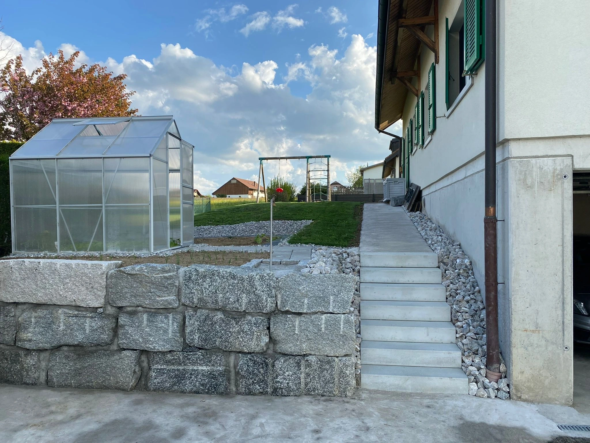 Création d'un escalier et trottoir pour un accès maison extérieur