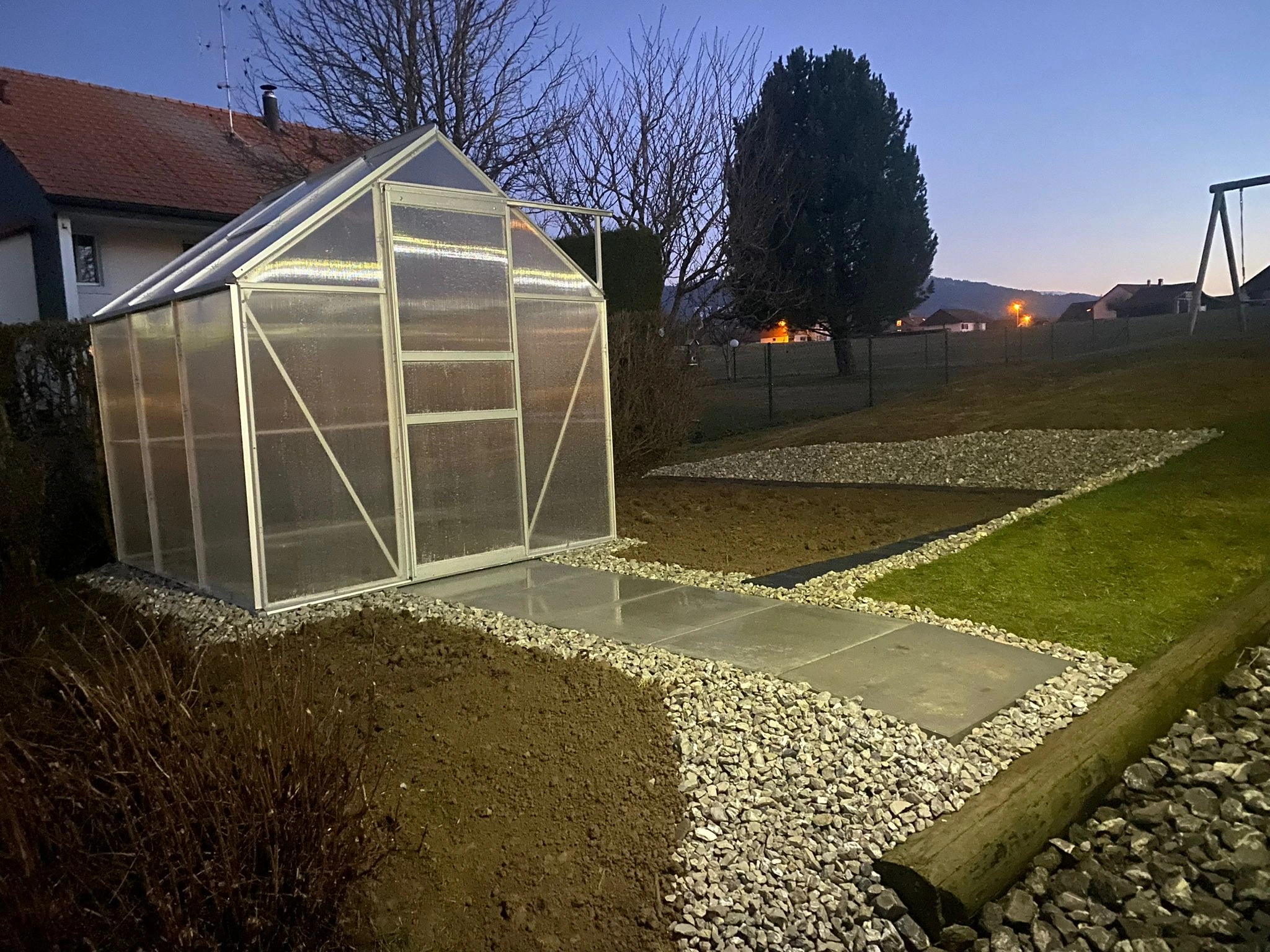 Création et pose d'une serre et espace potager